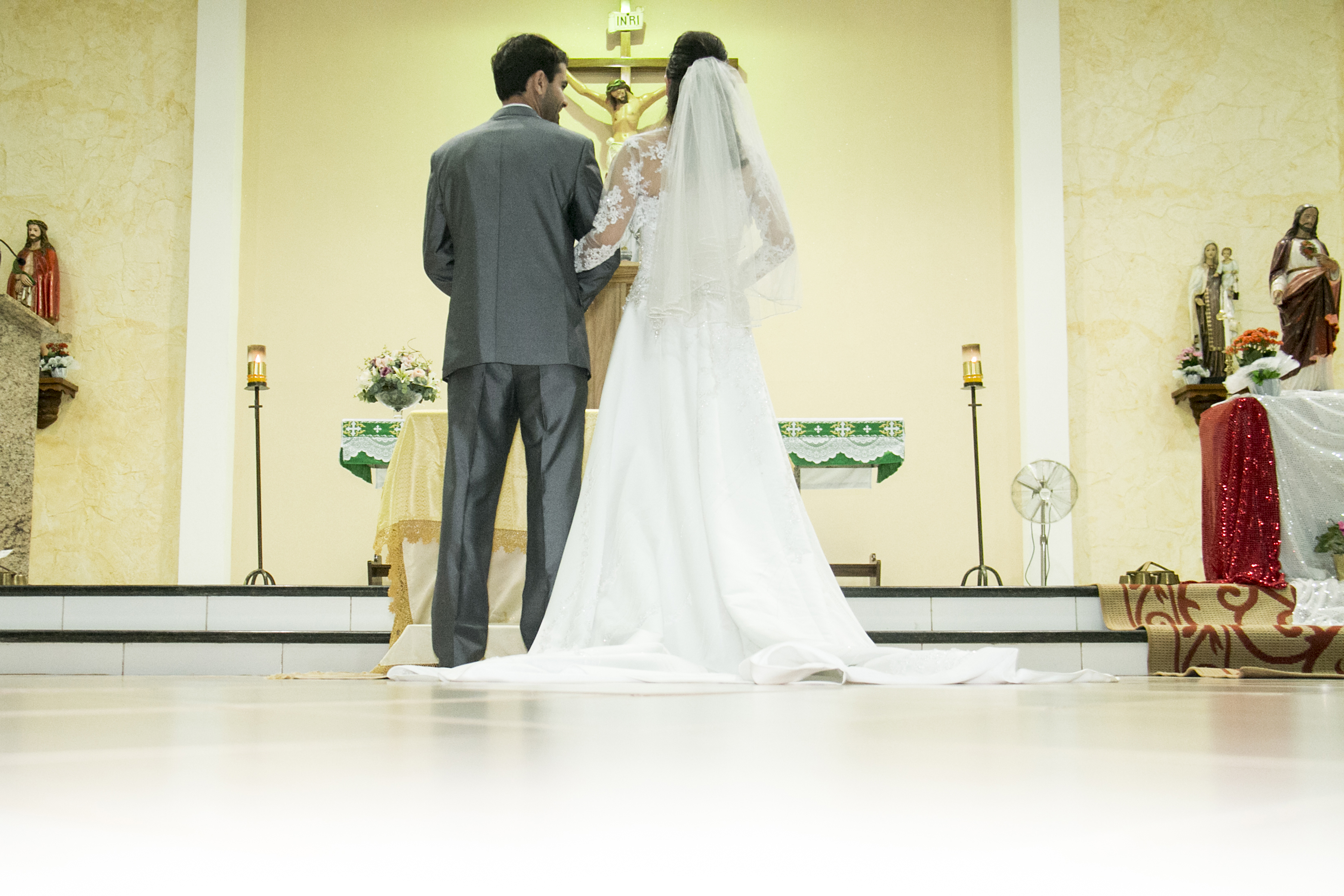 Noivos de costas diante do altar